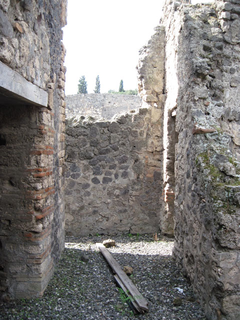 I.3.3 Pompeii. September 2010. Looking north along west wall of kitchen showing detail of bowl and basin.  Photo courtesy of Drew Baker.
