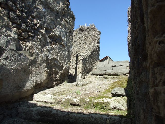 I.3.3 Pompeii. September 2010. Looking north from top of steps on landing, leading down to square area in subterranean level. Photo courtesy of Drew Baker.