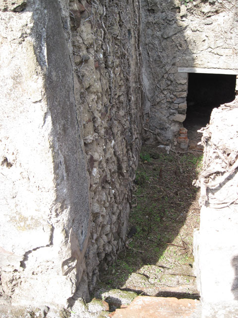 I.3.3 Pompeii. September 2010. Subterranean Level, looking south towards vaulted alcove.
Photo courtesy of Drew Baker