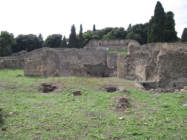 1.3.3 Pompeii.  March 2009.  Collapsed floor of West Portico and rooms on lower floor, with door to stairs.