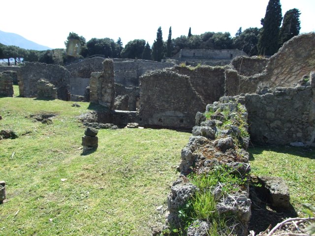 1.3.3 Pompeii.  March 2009. West Portico area, and doorway to top of staircase, on upper left.  On the upper right is a doorway to room in north-west corner of peristyle which, according to Mau, was ruined when excavated. This room would have been above the yard room in the subterranean level. See Mau, A: BdI, 1874 (p.183)

