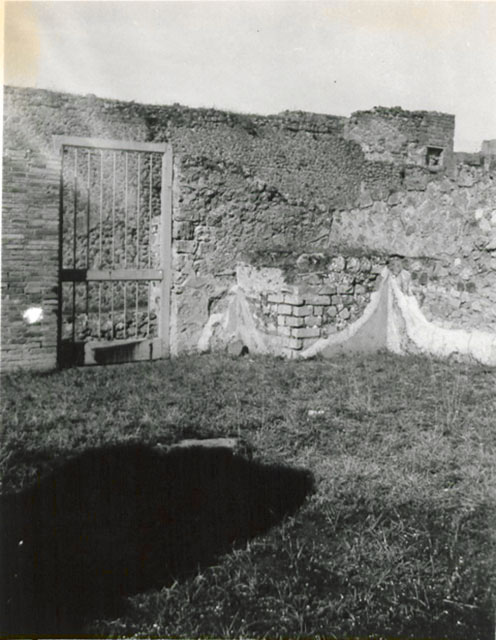 I.3.3 Pompeii. September 2010. East wall and north- east corner of triclinium. Photo courtesy of Drew Baker.