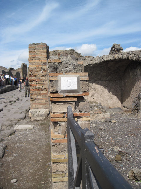 I.3.5 Pompeii. September 2010. Looking across the podium towards the south wall and south-east corner of the entrance room. Photo courtesy of Drew Baker.