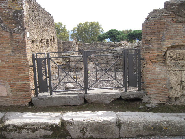 I.3.13 Pompeii. May 2005. Entrance, looking south.