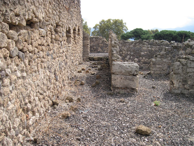 I.3.13 Pompeii. December 2007. Brick and stone to west side of entrance.