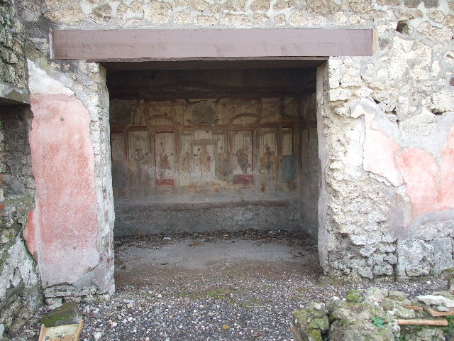 I.3.25 Pompeii. December 2006. Looking north-east, across garden area towards exedra or large triclinium. The large room had a window overlooking the garden area. It was not decorated, but perhaps the paintings had fallen together with the plaster from the walls, or perhaps also here the new restorations were not complete. See Trendelenburg in BdI, 1871, (p.173)
