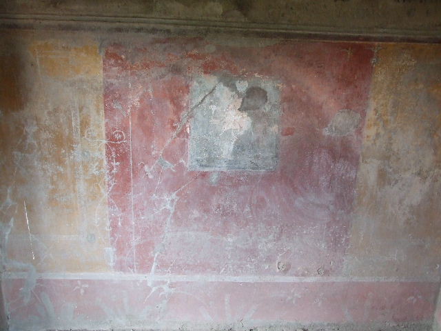 I.3.25 Pompeii. December 2006. Cubiculum east wall. Detail of stucco plaster and frieze. See Schefold, K., 1962. Vergessenes Pompeji. Bern: Francke. (T: 90,1).