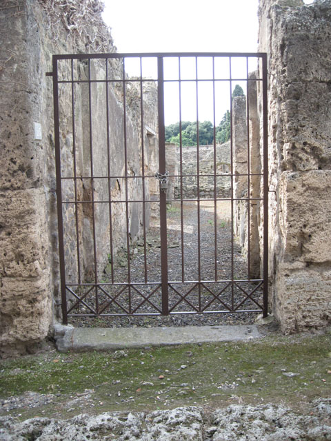 I.3.25 Casa dei Guerrieri. Doorway to south, into shop at I.3.26 from atrium area