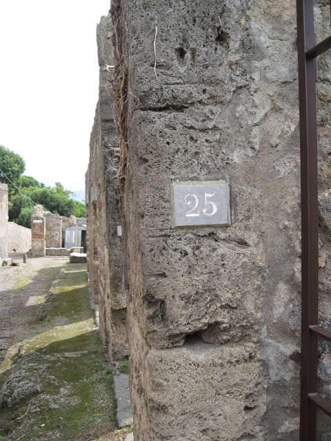 I.3.25 Casa dei Guerrieri. Doorway into shop at 1.3.26 from atrium