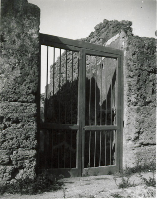 I.3.25 Casa dei Guerrieri, doorway into bedroom to south of atrium