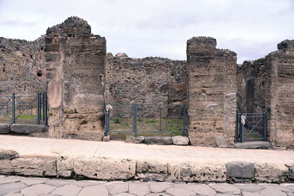 I.4.11, on left, I.4.10, in centre, and I.4.9, on right, Pompeii. October 2019. Looking east towards entrance doorways.     
Foto Tobias Busen, ERC Grant 681269 DCOR.
