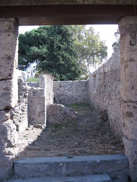 I.5.1 Pompeii. September 2010. Window in north wall of first room, looking north on to Vicolo del Conciapelle. Photo courtesy of Drew Baker.