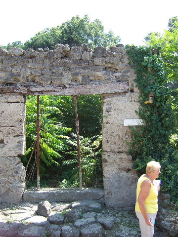 I.5.1 Pompeii. September 2010. Doorway from second room, looking west into entrance room. Photo courtesy of Drew Baker.