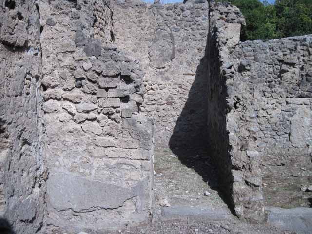 1.5.1 and I.5.2 Pompeii, structure between entrances, restored and renovated, with a new roof. May 2010.