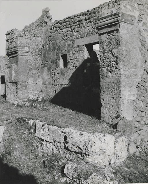 I.5.1 Pompeii. September 2010. ID plate on west side of entrance doorway.
Photo courtesy of Drew Baker.

