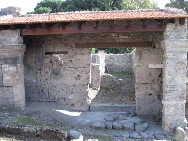 I.5.1 Pompeii. September 2010. Detail of left (east) side of portico.  Photo courtesy of Drew Baker.
