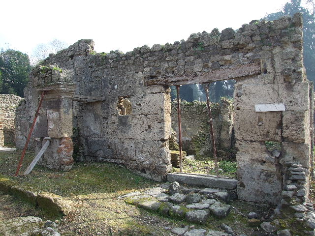 I.5.1 Pompeii. September 2005. Detail of portico or structure in roadway between I.5.1 and I.5.2. Looking south. 
