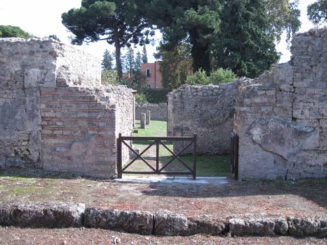 I.5.2, Pompeii. Entrance.  December 2006.