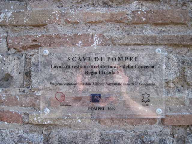 1.5.2 Pompeii. Triclinium. Mosaic of a skull that formed the top of the triclinium table. Now in Naples Archaeological Museum, inventory number 109982.