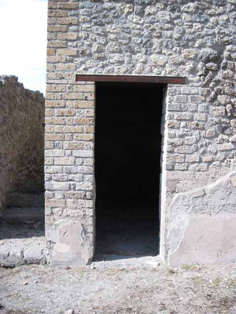 I.5.2 Pompeii. September 2010. North wall of small room with fresco work and window onto Vicolo del Conciapelle. Photo courtesy of Drew Baker.