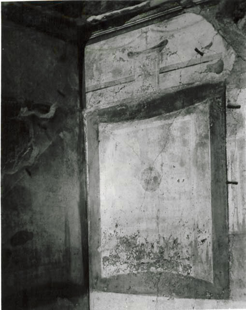 I.5.2 Pompeii. September 2010. North-west corner of small room with detail of plaster cornice work. Photo courtesy of Drew Baker.