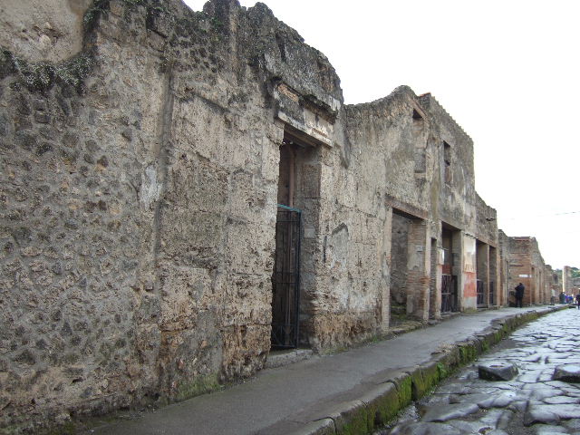 I.6.4 Pompeii. May 2010. Looking south from entrance corridor towards atrium.