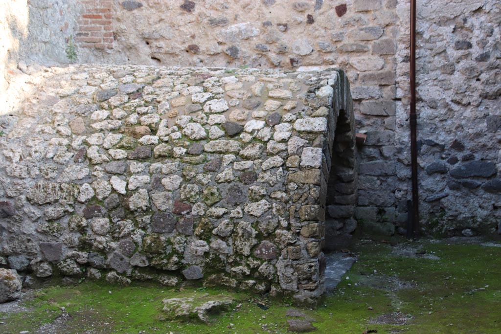 I.6.4 Pompeii. October 2022. 
Room 13, structure for industrial activity against east wall at north end. Photo courtesy of Klaus Heese. 
