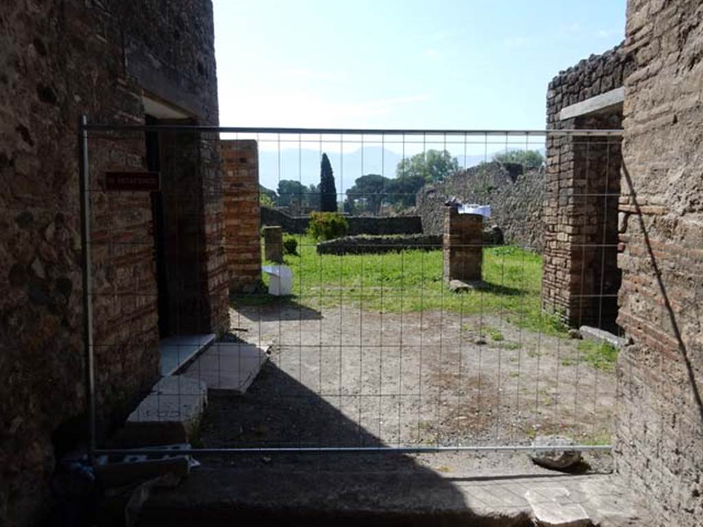 I.6.11 Pompeii. May 2015.  South side of tablinum, looking onto peristyle garden. Photo courtesy of Buzz Ferebee. 
