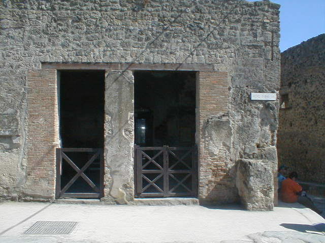I.6.12 Pompeii. December 2007. South-east corner with remains of painted wall decoration.