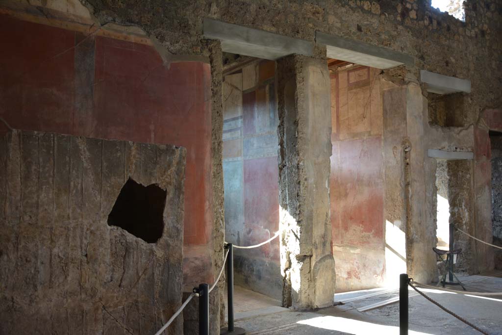 I.6.15 Pompeii. October 2019. Room 4, south side of atrium with doorway to entrance corridor/fauces, centre right.         
Foto Annette Haug, ERC Grant 681269 DCOR

