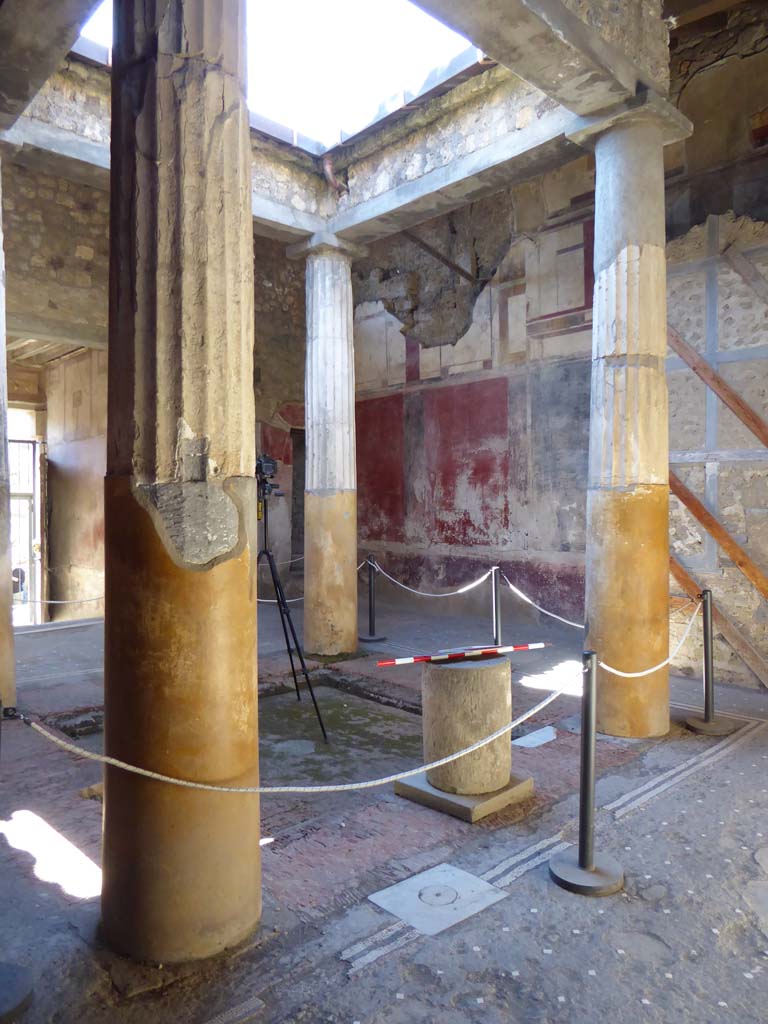 I.6.15 Pompeii. September 2015. 
Room 4, looking south across impluvium in atrium towards entrance corridor and south-west corner.
Foto Annette Haug, ERC Grant 681269 DCOR
