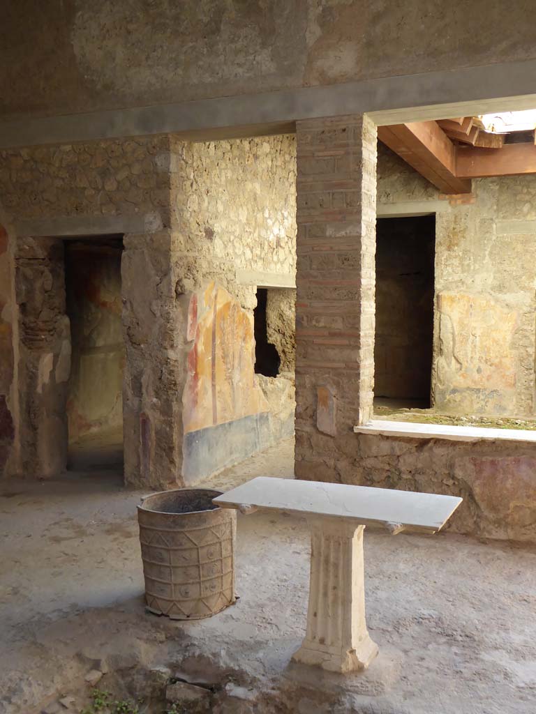 I.7.3 Pompeii. September 2017. 
South-east corner and south side of atrium with doorway to cubiculum, on left, and doorway and window to garden area, centre and right.
Foto Annette Haug, ERC Grant 681269 DCOR

