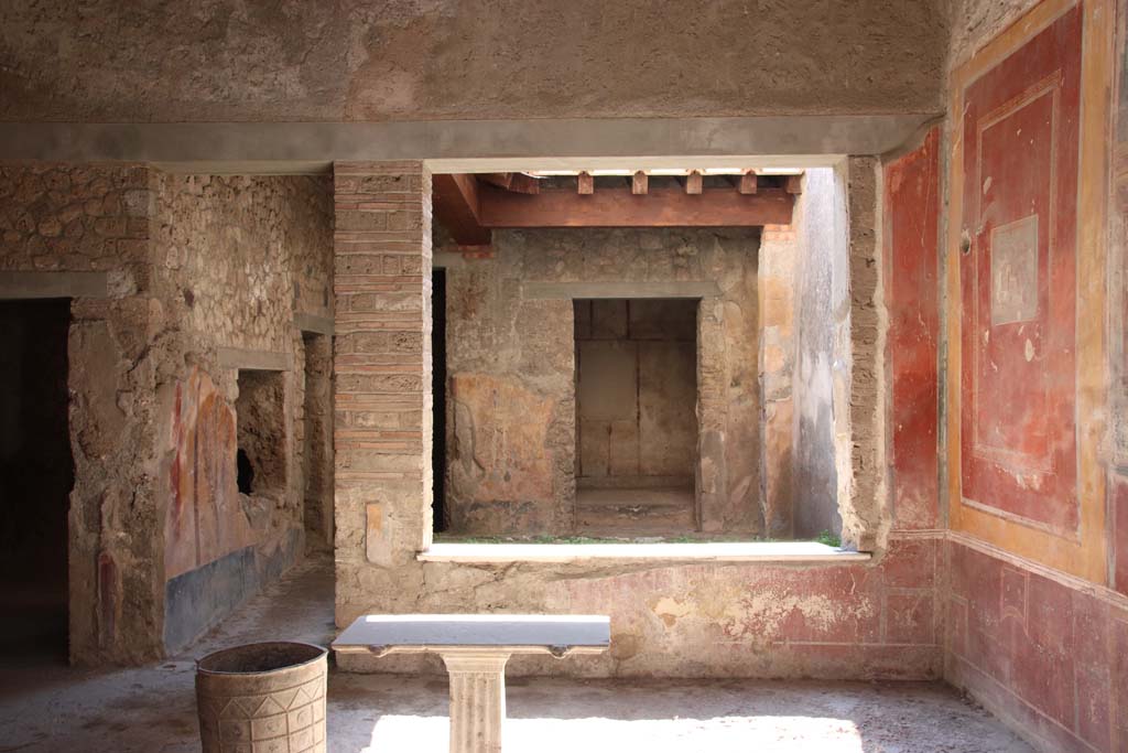I.7.3 Pompeii. September 2017. Looking south to garden area, and south-west corner of atrium with painted decoration.
Photo courtesy of Klaus Heese.
