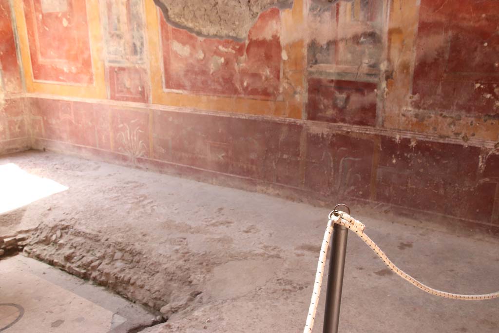 I.7.3 Pompeii. September 2019. Zoccolo on lower west wall of atrium. Photo courtesy of Klaus Heese.