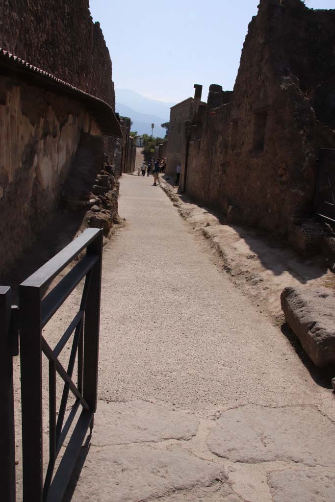 I.7.9, Pompeii, side entrance of I.7.8, on right. September 2019.
Looking south on Vicolo dell'Efebo from junction with Via dellAbbondanza.
Photo courtesy of Klaus Heese.
