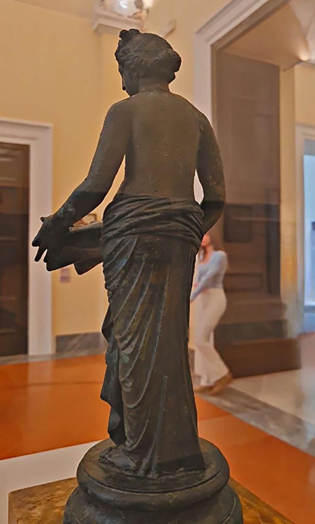 I.7.12 Pompeii. October 2023. 
Rear view of bronze statuette of Pomona. Photo courtesy of Giuseppe Ciaramella. 
On display in “L’altra MANN” exhibition, October 2023, at Naples Archaeological Museum.
