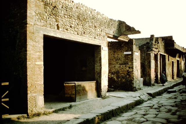 I.8.1 Pompeii. May 2010. Counter end, looking west.