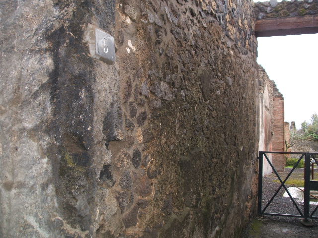 I.8.5 Pompeii. December 2004. Looking south from fauces.