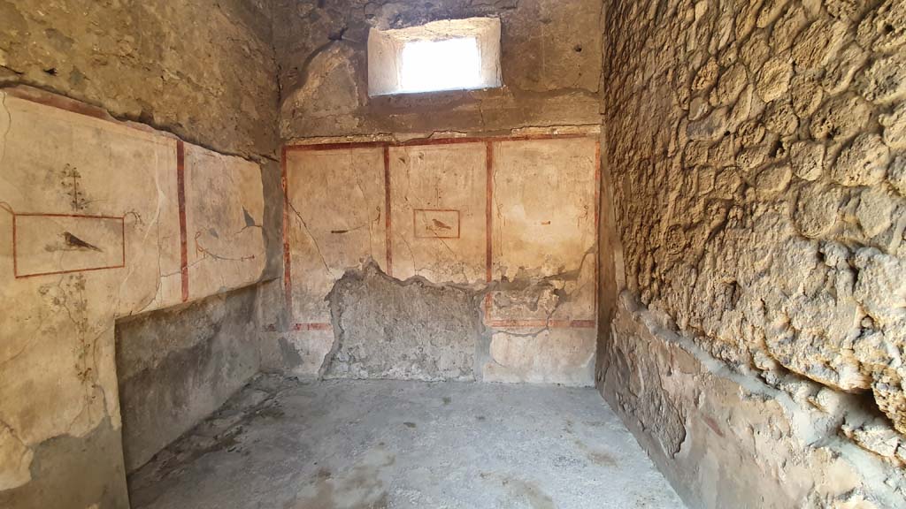 I.8.8 Pompeii. July 2021. Room 4, looking east through doorway.
Foto Annette Haug, ERC Grant 681269 DÉCOR.
