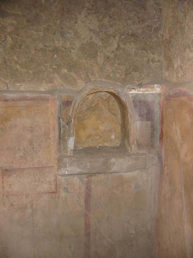 I.8.9 Pompeii. May 2003. Room 4, west wall with niche. Photo courtesy of Nicolas Monteix.
