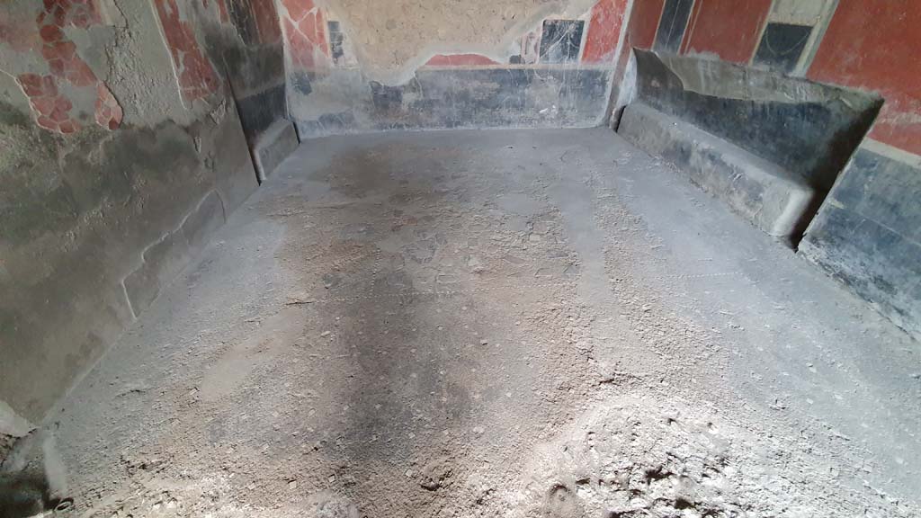 I.8.9 Pompeii. July 2021. Room 7, looking across flooring towards north wall of triclinium.
Foto Annette Haug, ERC Grant 681269 DÉCOR.
