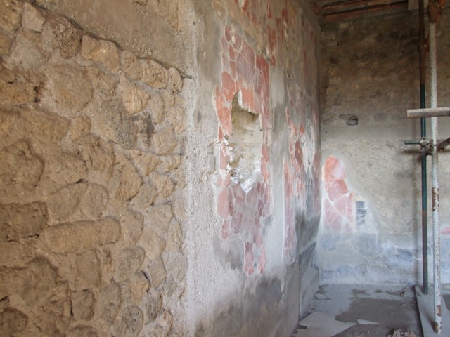 I.8.9 Pompeii.  March 2009.  Room 9 and Garden area.  Triclinium against east wall with two red painted columns built on the couches.
These columns supported a pergola above the triclinium.
