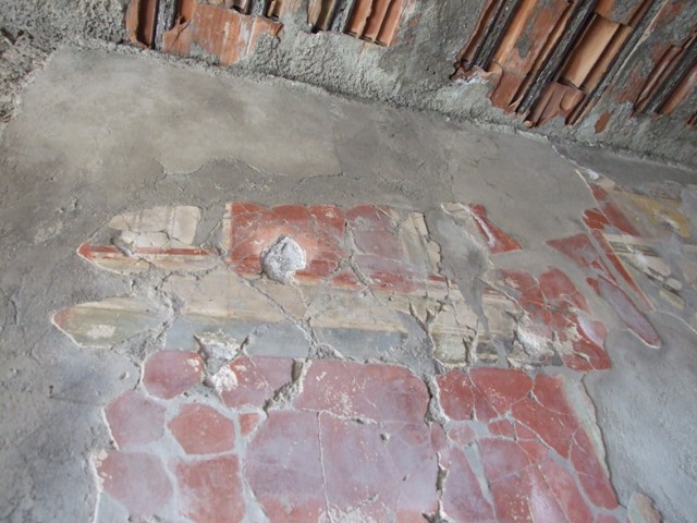 I.8.9 Pompeii.  March 2009. Room 9 and Garden area.  Remains of yellow plaster on the outside of the southern couch.