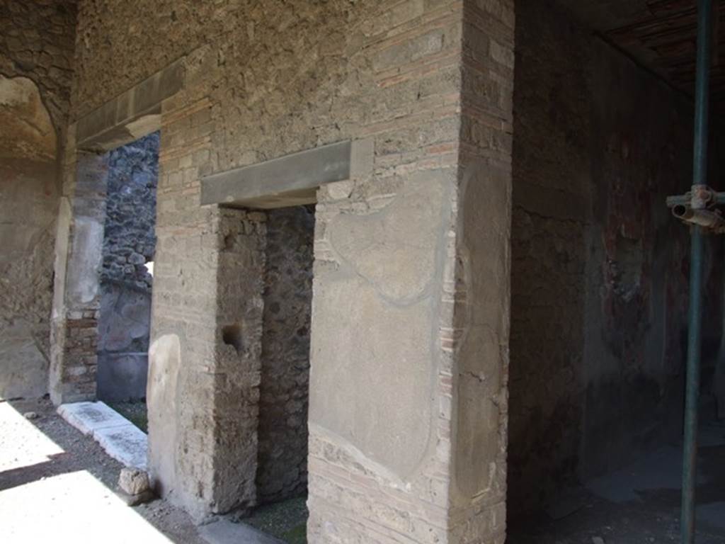 I.8.9 Pompeii. March 2009. Room 8, portico. North wall, with entrances to tablinum 5, corridor 6 and triclinium 7.