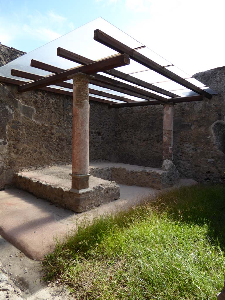 I.8.9 Pompeii. September 2015. Room 9, looking south-east from portico towards triclinium.
Foto Annette Haug, ERC Grant 681269 DÉCOR.
