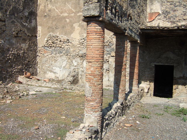 I.8.10 Pompeii.  March 2009.  Area on east side of niche.  Remains of painting of a Lar.  There was one lar on either side of the niche.  See Fröhlich, T., 1991. Lararien und Fassadenbilder in den Vesuvstädten. Mainz: von Zabern. (L9: p.253, T25.2).