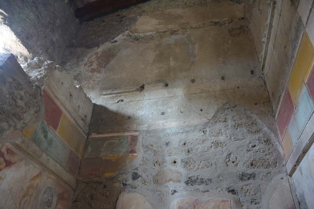 I.8.17 Pompeii. March 2019. Room 15, upper walls of alcove. 
Foto Annette Haug, ERC Grant 681269 DCOR.
