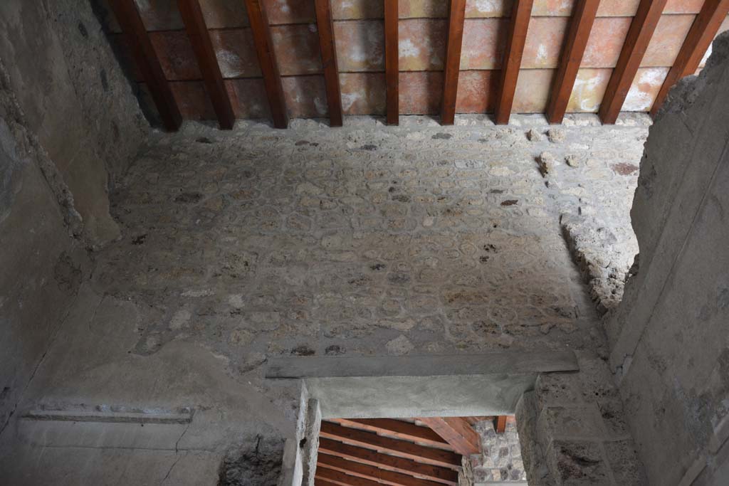 I.8.17 Pompeii. March 2019. Room 15, upper east wall above alcove, on left, and above doorway, on right.
Foto Annette Haug, ERC Grant 681269 DCOR.
