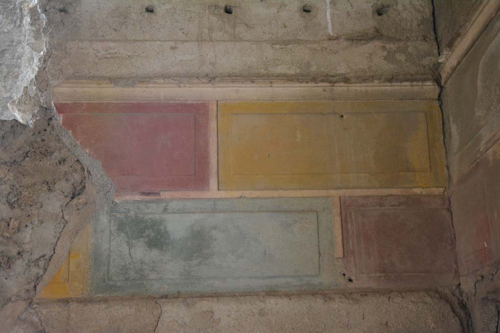 I.8.17 Pompeii. March 2019. Room 15, detail from upper west wall.
Foto Annette Haug, ERC Grant 681269 DCOR.

