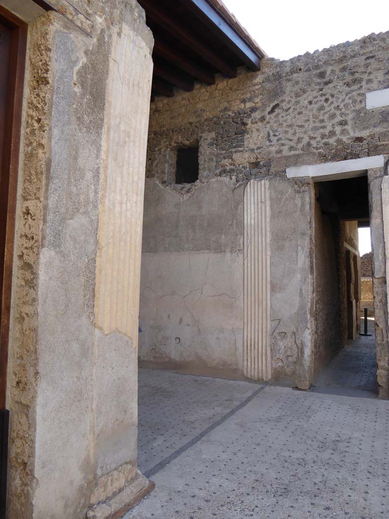 I.9.5 Pompeii. September 2017. 
Room 6, looking south along east side of atrium towards ala, in centre, and corridor 7, on right.
Foto Annette Haug, ERC Grant 681269 DÉCOR.

